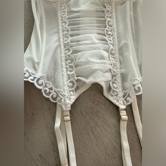 Victoria’s Secret Lace Corset with Push Up Bra, Crystal accent and rouging - Picture 7 of 12